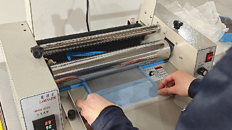 Trys veiksniai, turintys įtakos terminio laminavimo plėvelei: temperatūra, greitis ir slėgis.